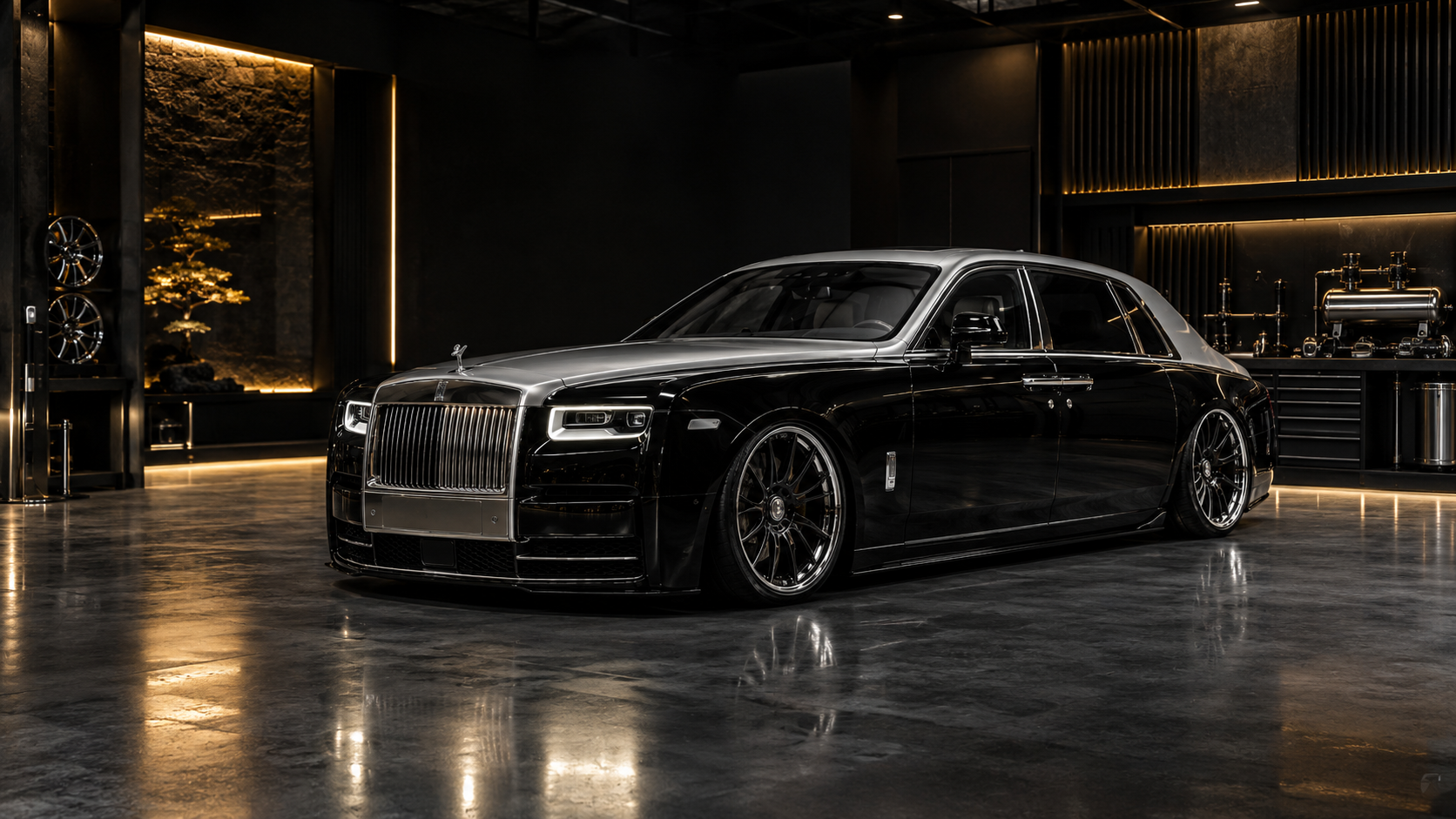 Rolls-Royce preto com teto e capô prateados depois da pintura personalizada